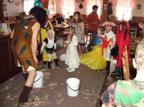 Hry.JPG - Dětský karneval na České chalupě v Rudolfově.