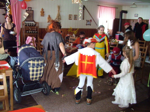 Tancime.jpg - Dětský karneval na České chalupě v Rudolfově.